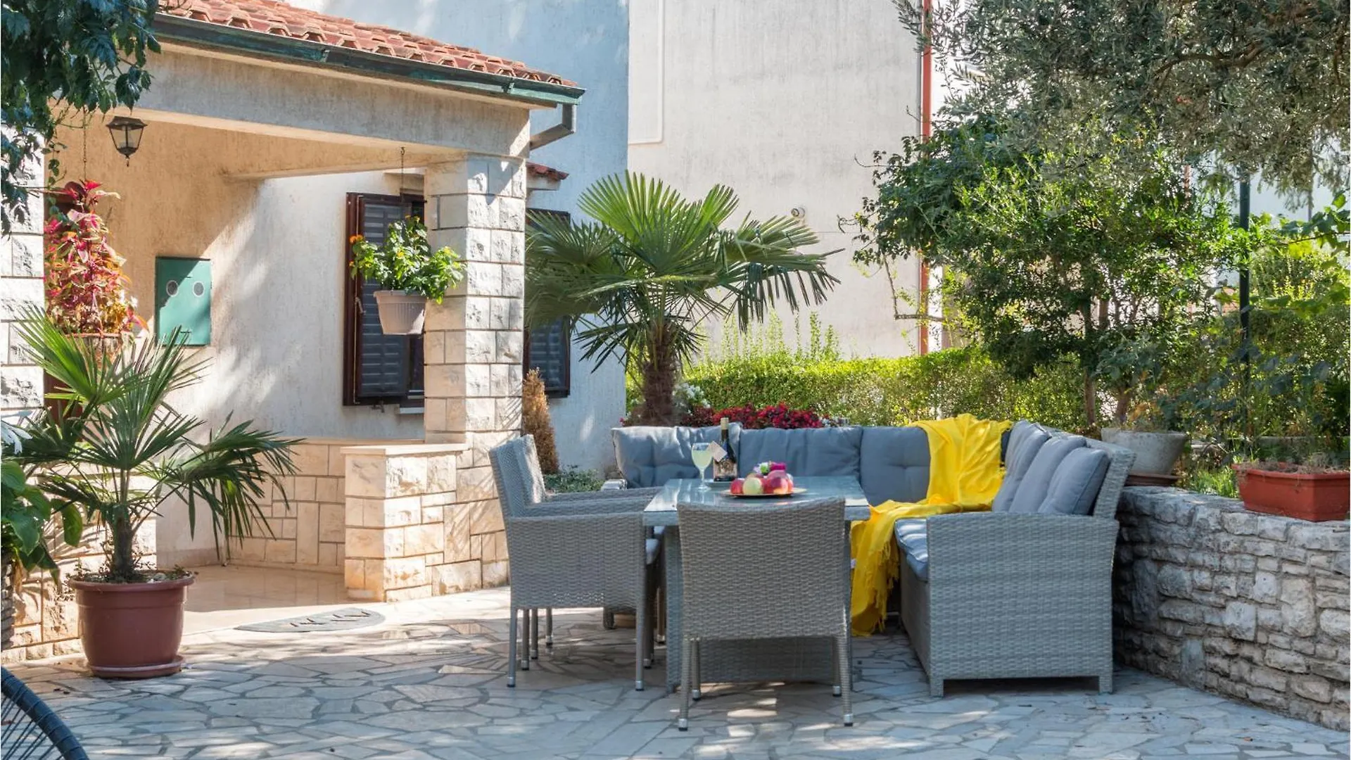 Nice Home In Pula With Kitchen Vakantiehuis